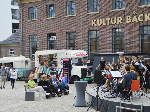 Veranstaltung bei der Kulturbäckerei Veranstaltung vor der KulturBäckerei, mit Publikum und Foodtrucks.