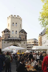 Feierabendmarkt auf dem Chlodwigplatz Menschen auf dem Feierabendmarkt vor dem historischen Stadttor am Chlodwigplatz in Köln