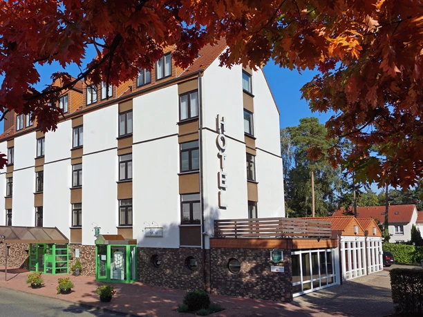 Mittwald Hotel Außenansicht des Mittwald Hotels mit rotem Dach und begrüntem Eingangsbereich