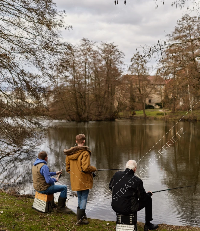 Angler.jpg Drei Angler am Teich.