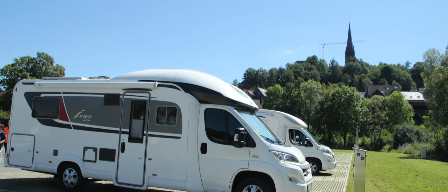 Stellplätze Wohnmobile Wehrweide Sie sehen die Stellplätze auf der Wehrweide in Frankenberg Eder mit Blickrichtung Elisabethkirche.