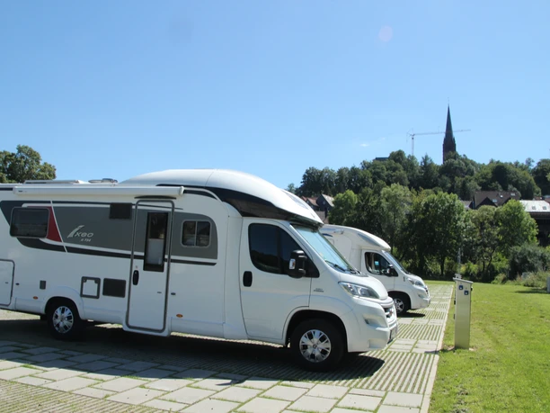 Stellplätze Wohnmobile Wehrweide Sie sehen die Stellplätze auf der Wehrweide in Frankenberg Eder mit Blickrichtung Elisabethkirche.