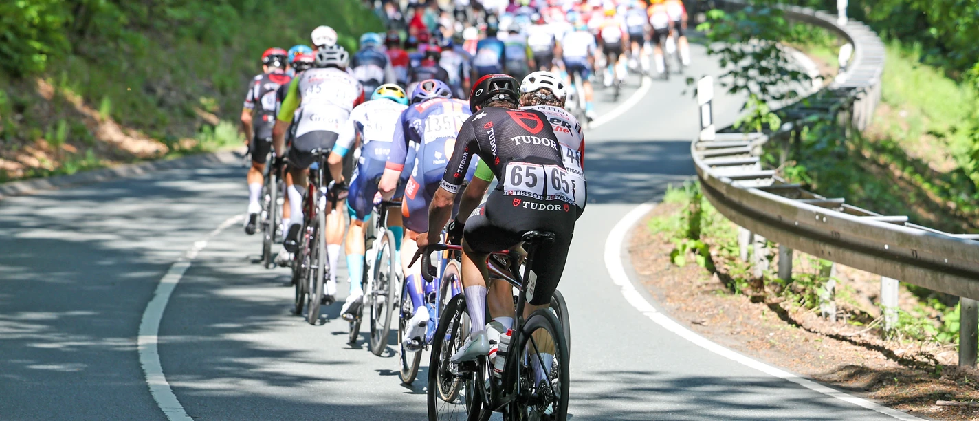 Rennradfahrer auf dem Weg nach oben auf den Großen Feldberg