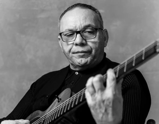 Bireli-Lagrene-sw-(c) A. Berthet.jpg Jazz-Legende Bireli Lagrene mit Gitarre in schwarzweiß