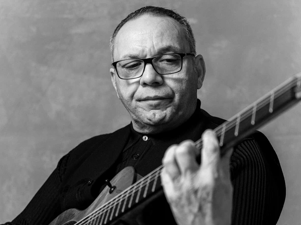 Bireli-Lagrene-sw-(c) A. Berthet.jpg Jazz-Legende Bireli Lagrene mit Gitarre in schwarzweiß