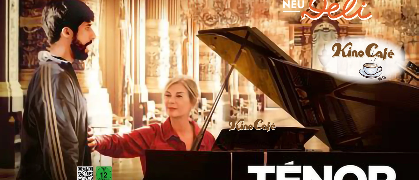 21-04 Tenor.jpg Frau am Flügel und junger Mann im Trainingsanzug in prunkvollem Saal. Plakat Tenor.