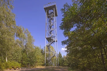 Aussichtsturm Halde Trages in Rötha Die stählerne Konstruktion des Aussichtsturms auf der Hochhalde Trages ragt in 33 Meter in die Höhe, umgeben von schönem Grün.