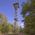 Aussichtsturm Halde Trages in Rötha Die stählerne Konstruktion des Aussichtsturms auf der Hochhalde Trages ragt in 33 Meter in die Höhe, umgeben von schönem Grün.