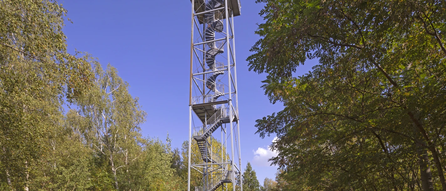 Aussichtsturm Halde Trages in Rötha Die stählerne Konstruktion des Aussichtsturms auf der Hochhalde Trages ragt in 33 Meter in die Höhe, umgeben von schönem Grün.