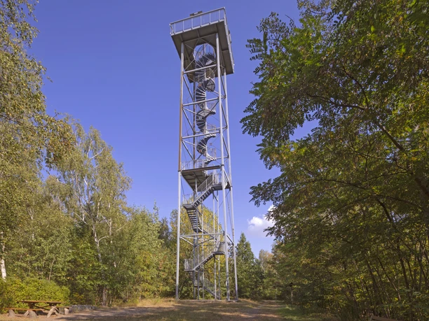 Die stählerne Konstruktion des Aussichtsturms auf der Hochhalde Trages ragt in 33 Meter in die Höhe, umgeben von schönem Grün.