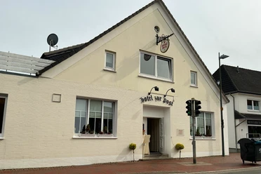 Hotel zur Post Weiße Außenfassade des Hotel zur Post an einer Straße mit Eingangsbereich.