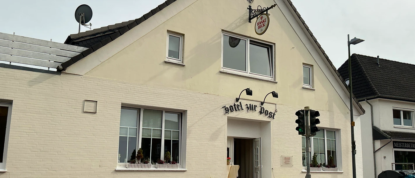 Hotel zur Post Weiße Außenfassade des Hotel zur Post an einer Straße mit Eingangsbereich.