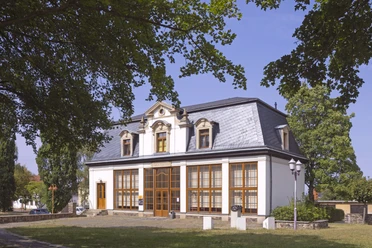 Orangerie in Mölbis / Rötha Die Orangerie in Mölbis in Rötha erstrahlt im Sonnenlicht im Schlosspark Rötha und dient heute als Veranstaltungslocation.