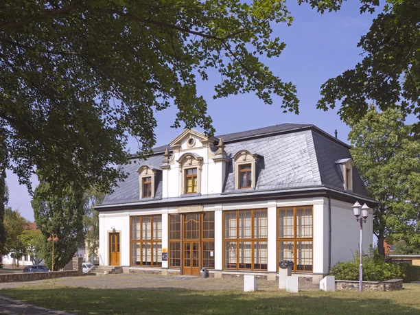 Orangerie in Mölbis / Rötha Die Orangerie in Mölbis in Rötha erstrahlt im Sonnenlicht im Schlosspark Rötha und dient heute als Veranstaltungslocation.