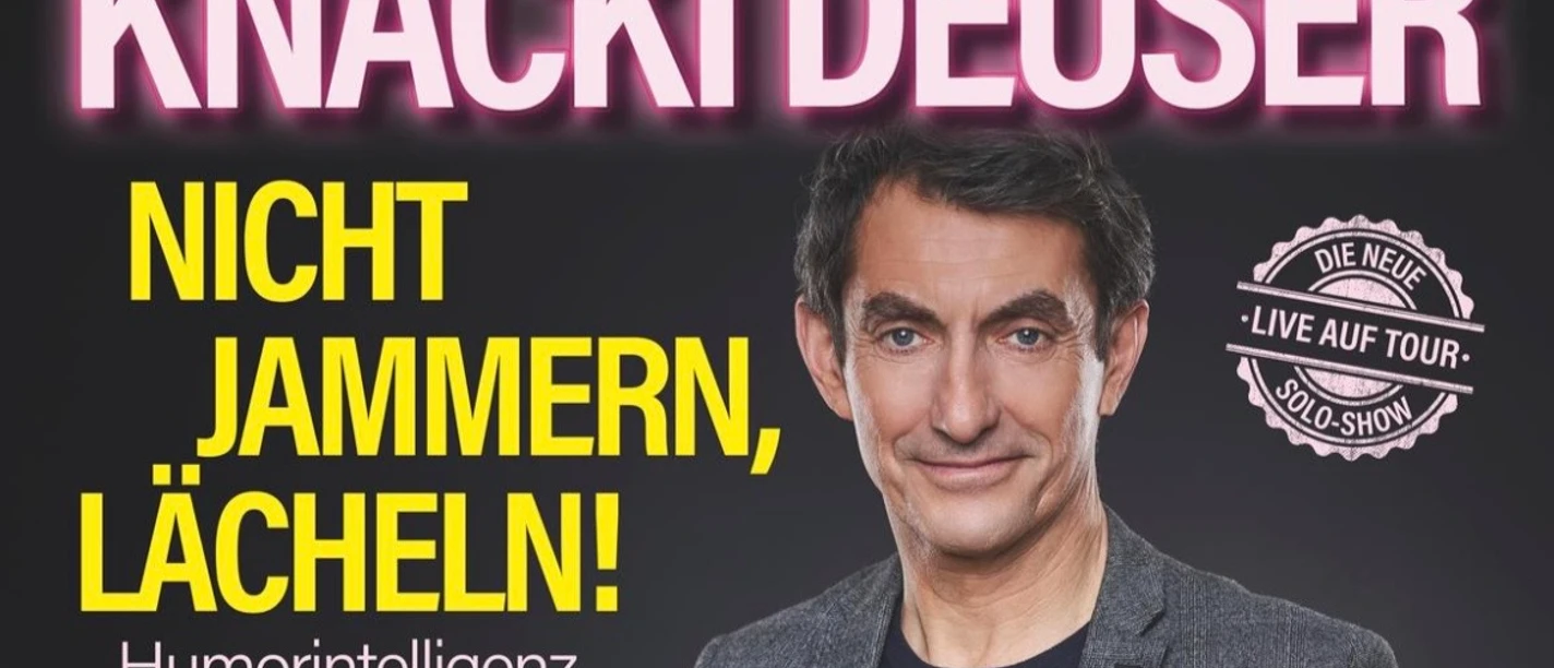 Kabarett Tage Pilsum 2026: Knacki Deuser Plakat mit dem lächelnden Kabarettisten Knacki Deuser zum Programm Nicht jammern, lächeln!
