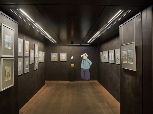 Caricatura Museum Frankfurt - Exhibition Exhibition room with framed comics and wall figure