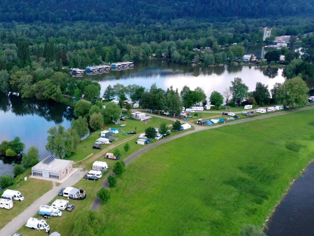Luftbild mit Wohnmobilen, kleinen Seen und Landschaft
