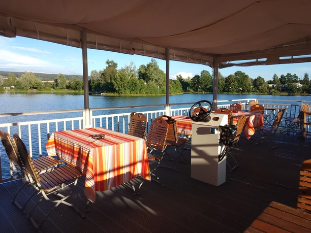 Freizeitgelaende_Ahlemeyer_Terrasse_Wasser_Inn_1 Terrasse mit Blick auf den See