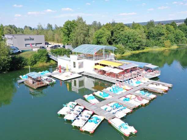 freizeitgelaende_ahlemeyer_wasser_inn_2.JPG Schwimmendes Restaurant mit Anlegestegen und Tretbooten