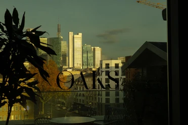 OAKS Bar im NH Collection Frankfurt Spin - Aussicht Blick aus dem Oaks auf Frankfurter Skyline bei Abendlicht