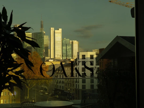 OAKS Bar in the NH Collection Frankfurt Spin - View Blick aus dem Oaks auf Frankfurter Skyline bei Abendlicht