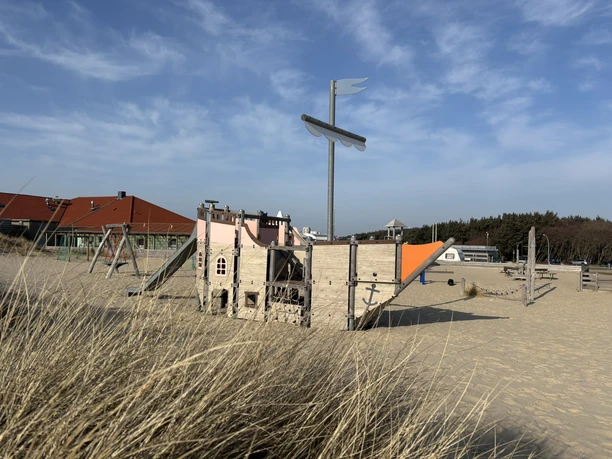 © Lynn Scotti I Sylt Marketing_Spielschiff in den Dünen