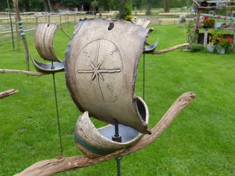 Töpferei Sundern - Getöpfertes Wikingerschiff im Naturgarten der Töpferei Sundern