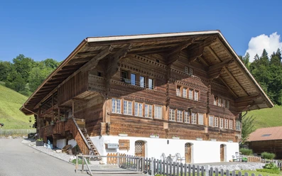 Haus Trogmatte im Dorf Diemtigen Beeindruckendes Holzhaus mit Schnitzereien