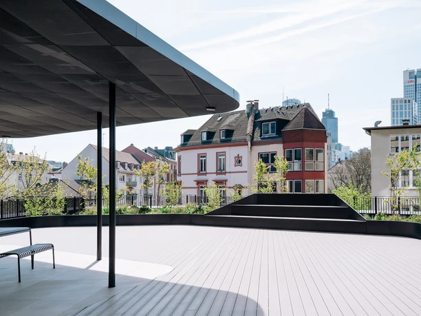 WESTEND TOWER Rooms and Roofs - Dachterrasse Dachterrasse mit Überdachung und Blick auf Frankfurt