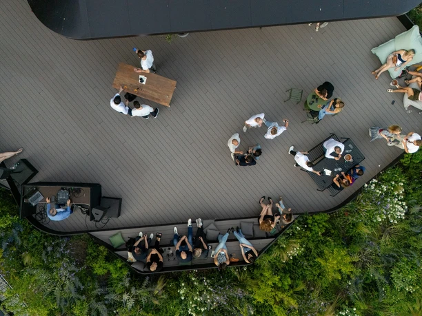 WESTEND TOWER Rooms and Roofs - Dachterrasse Dachterrasse mit Sitzgruppen und Begrünung, Draufsicht