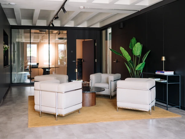 WESTEND TOWER Rooms and Roofs - Innenbereich Loungebereich mit Sesseln und Tisch im Innenraum