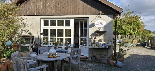 TeaPot Keramik-Werkstatt - Schon am Eingang zum Atelier werden BesucherInnen von Keramikkunstwerken begrüßt