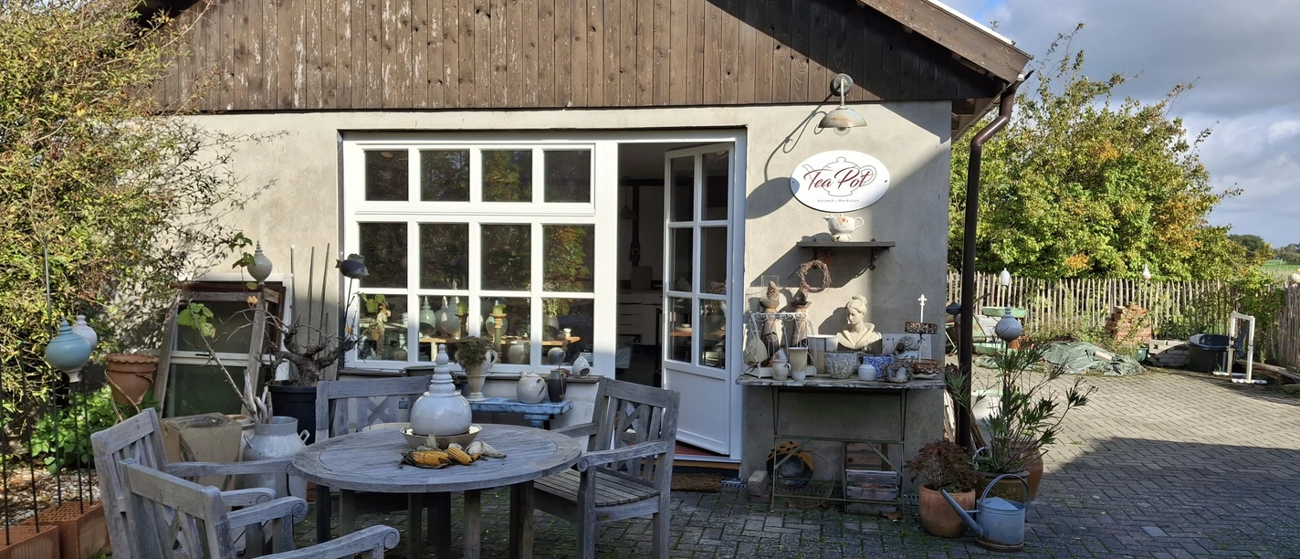 TeaPot Keramik-Werkstatt - Schon am Eingang zum Atelier werden BesucherInnen von Keramikkunstwerken begrüßt