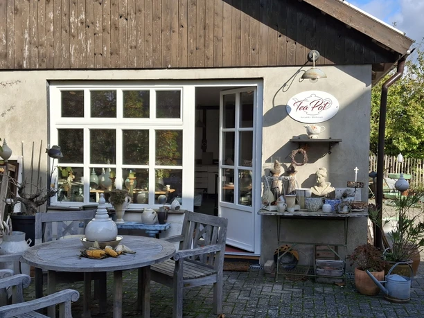 TeaPot Keramik-Werkstatt - Schon am Eingang zum Atelier werden BesucherInnen von Keramikkunstwerken begrüßt