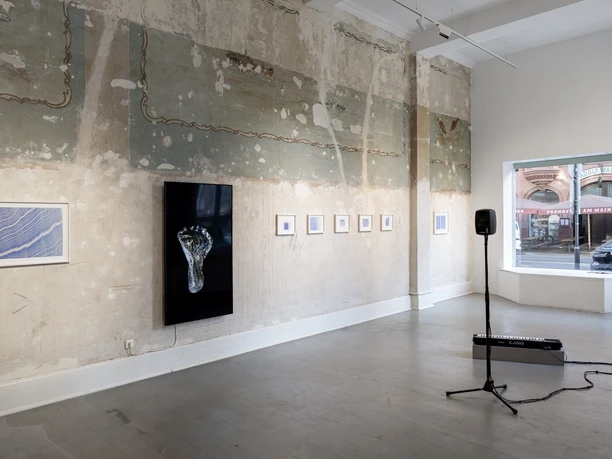 Ausstellungsansicht „Blaues Rauschen“