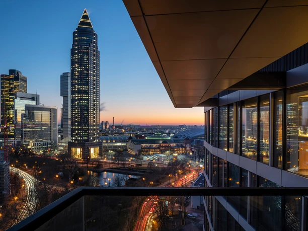 Restaurant & Skybar oben - View Blick vom Balkon auf Frankfurter Skyline bei Sonnenuntergang
