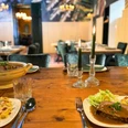 Hackbraten mit Ofenkartoffel und Salat Gedeckter Tisch mit Hackbraten, Ofenkartoffeln, Salat und brennenden Kerzen im Restaurant
