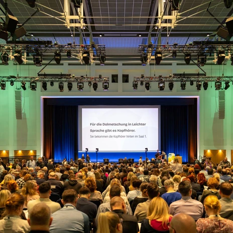 Eröffnungsveranstaltung des You can! Fachkongress 2026 im Congress Center Leipzig | Leipzig Convention Bureau Leinwand mit Hinweis auf Dolmetschen in Leichte Sprache beim You can! Fachkongress 2026 im Congress Center Leipzig – präsentiert vom Leipzig Convention Bureau