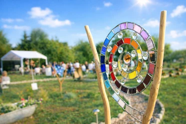 Bunter Glasbaum im neu angelegten Garten von Claudia Hassebrock