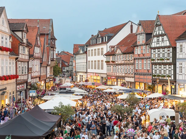 Weinmarkt Celle auf dem Großen Plan – Sommerliches Altstadtfest mit Fachwerkkulisse und Lebensfreude Blick auf den belebten Celler Weinmarkt auf dem Großen Plan, zahlreiche Besucher genießen den Sommerabend zwischen historischen Fachwerkhäusern und stimmungsvoll beleuchteten Weinständen.