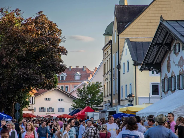 Buergerfest-Festmeile-Bahnhofstraße.jpg Lebhafte Festmeile mit bunten Ständen und Gästen