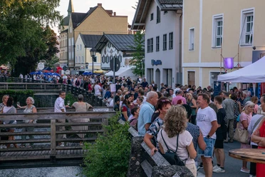 Buergerfest-Festmeile-Glonn.jpg Belebte Festmeile mit fröhlicher Menge im Zentrum von Bad Aibling