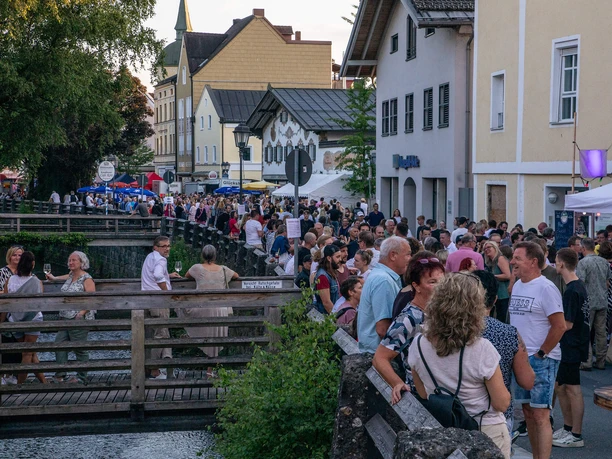 Buergerfest-Festmeile-Glonn.jpg Belebte Festmeile mit fröhlicher Menge im Zentrum von Bad Aibling