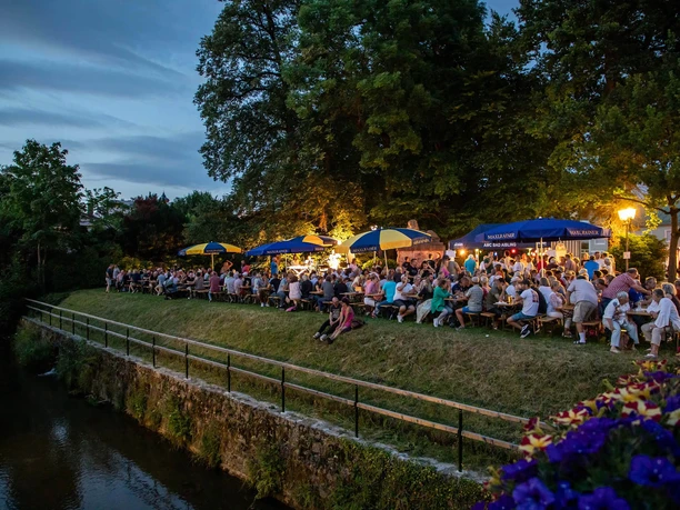 Buergerfest-Festmeile-Glonn-Wiese.jpg Abendliches Feierstimmung mit vielen Besuchenden am Ufer der Glonn beim Bürgerfest Bad Aibling