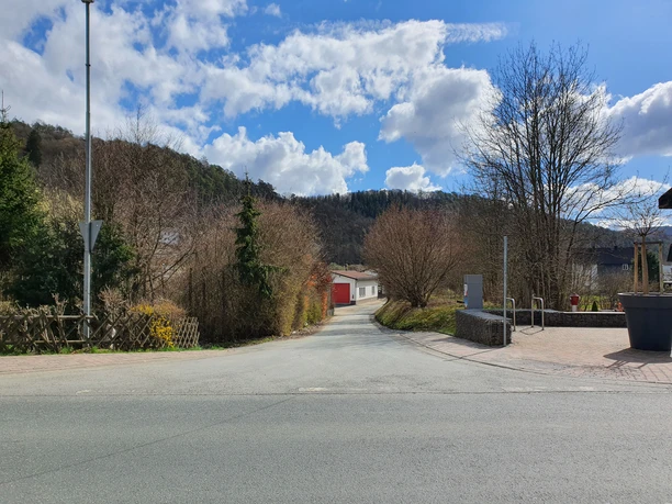 Zufahrtsstraße zum Stellplatz Sie sehen die Zufahrtsstraße zum Stellplatz für Wohnmobile in Hatzfeld (Eder)