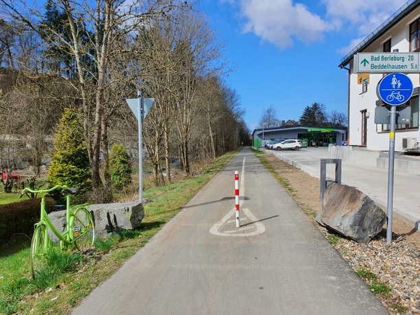 Blick über Ederradweg in Richtung Ederufer Sie sehen den Ederradweg, der unmittelbar an den Wohnmobilstellplätzen in Hatzfeld vorbeiführt.