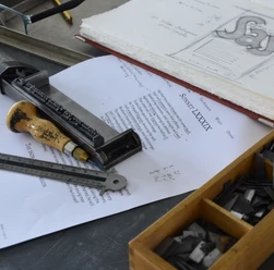The Fork and Broom Press, LandArt-Station 5.16, Annette Disslins Handsatz aus Bleilettern für ihr Künstlerbuch zu Shakespeares sonett89