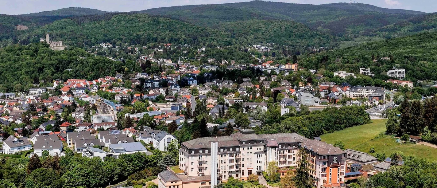 Klinik Königstein der KVB vor der Taunuskulisse.jpg