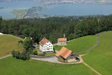 Ausblick vom St. Meinrad auf den oberen Zürichsee mit dem Seedamm.