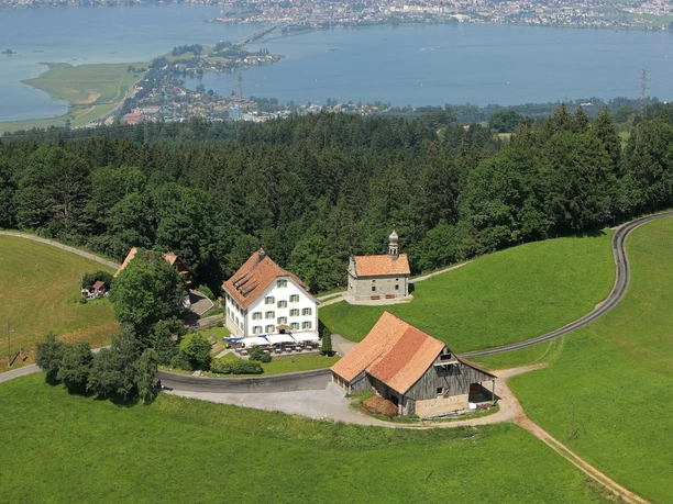 Ausblick vom St. Meinrad auf den oberen Zürichsee mit dem Seedamm.